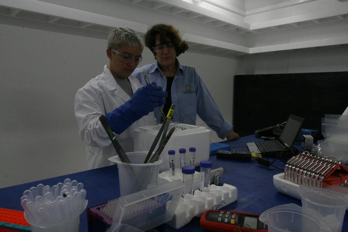 Virginia Carter with Mary Hagedorn in lab