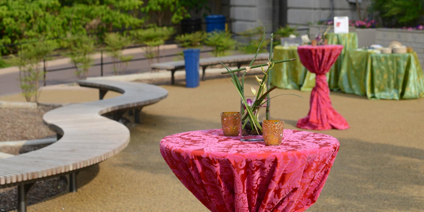 动物园大象社区中心外，用色彩鲜艳的桌布装饰的鸡尾酒桌